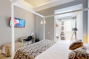 Minibar, caja de seguridad en la habitación y escritorio 