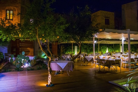 Outdoor dining. Aegusa