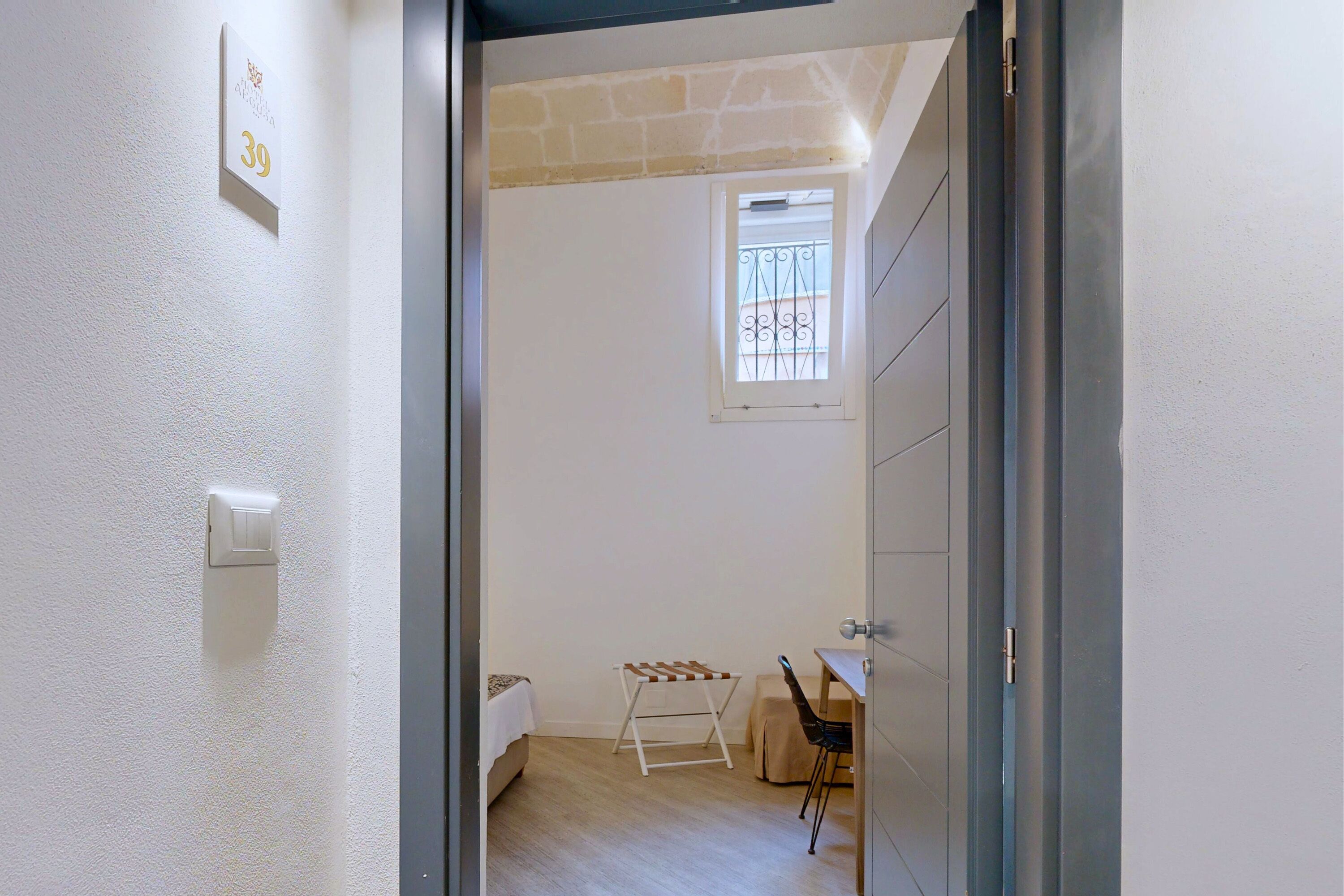 economy room | minibar, in-room safe, desk, soundproofing