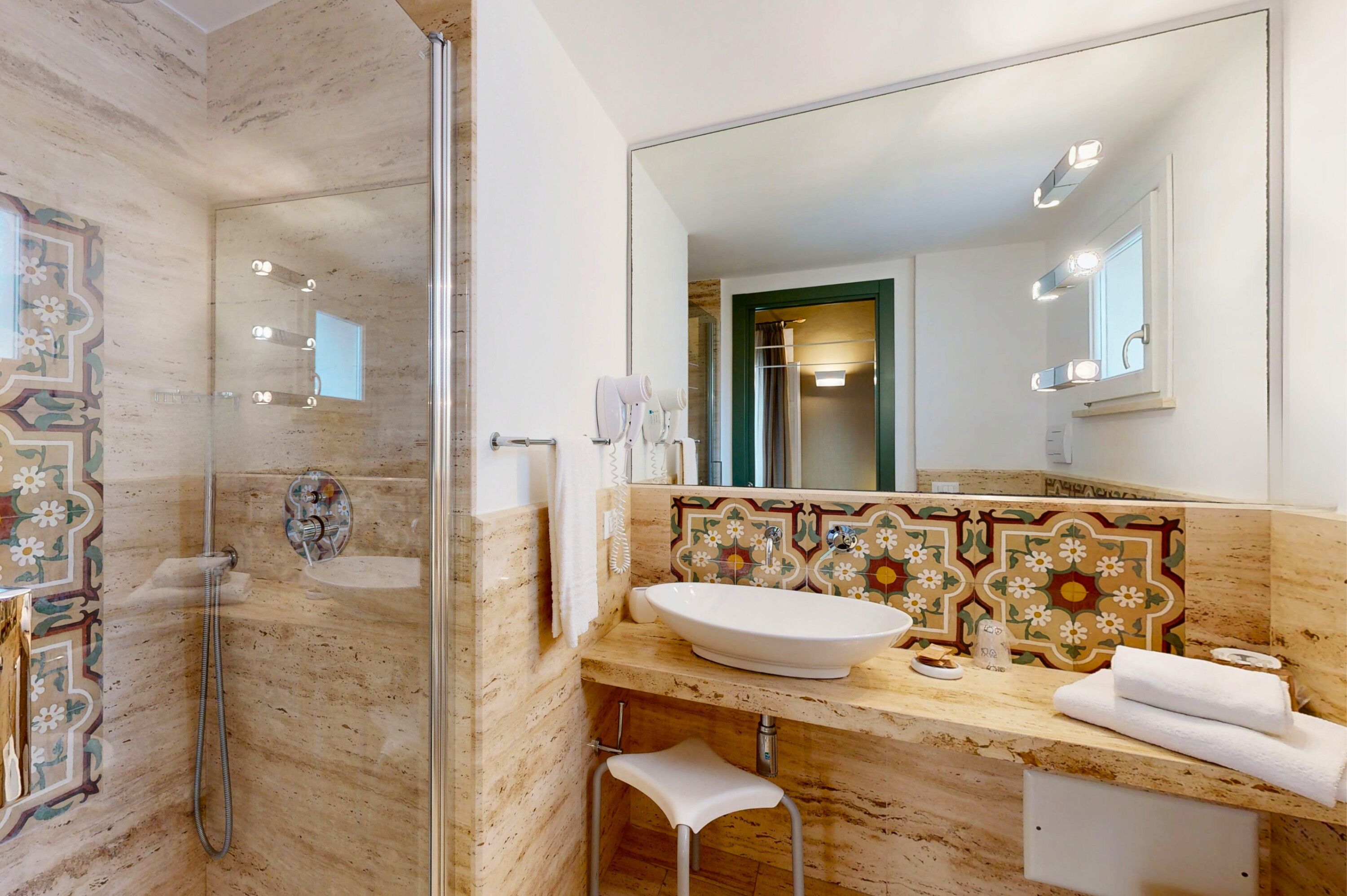 camera deluxe con balcone | bathroom | shower, hair dryer, bidet, towels