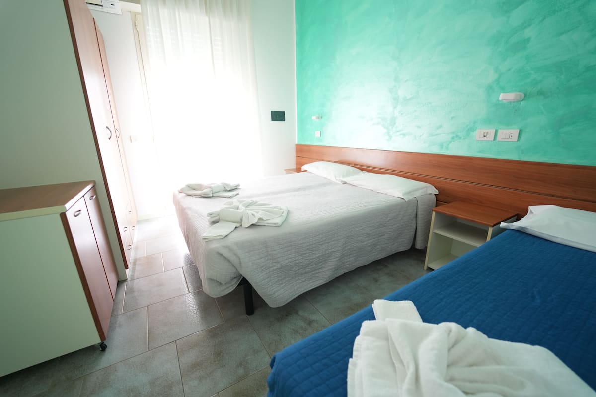 Standaard appartement, 1 slaapkamer | 1 slaapkamer, een kluis op de kamer, een bureau, een laptopwerkplek