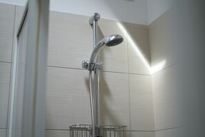 Standard Apartment, 2 Bedrooms | Bathroom | Shower, hair dryer, bidet, towels - Residence Lugano (Rimini)