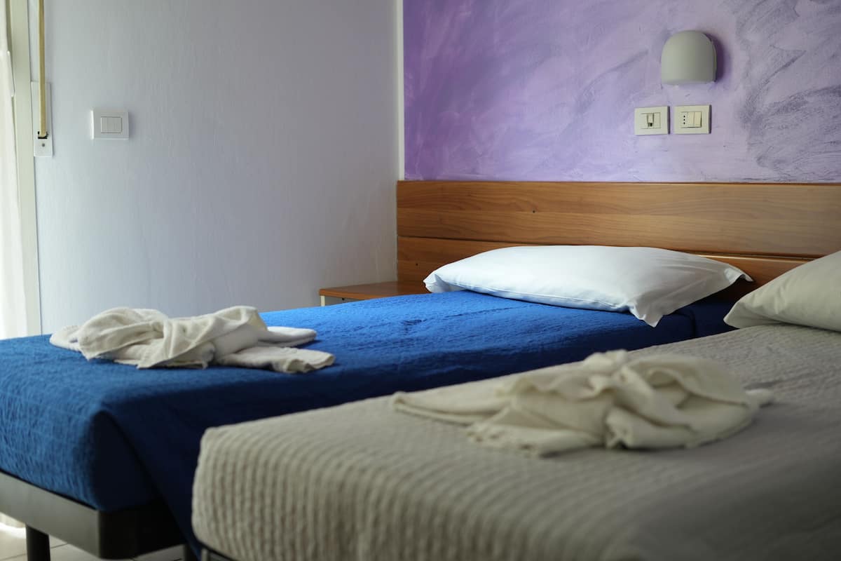 Standaard appartement, 2 slaapkamers | 1 slaapkamer, een kluis op de kamer, een bureau, een laptopwerkplek
