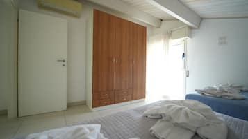 Apartamento estándar, 2 habitaciones | Caja fuerte, escritorio, espacio para trabajar con un portátil