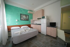 Estudio estándar | Caja fuerte, escritorio, espacio para trabajar con un portátil