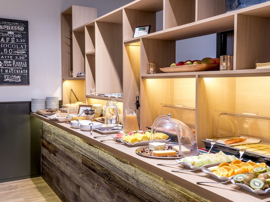 Petit déjeuner continental (19.5 EUR par personne)