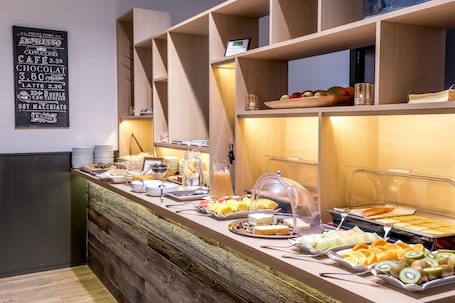 Daily continental breakfast (EUR 19.5 per person)