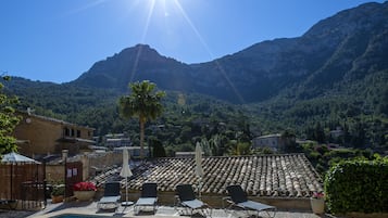 2 outdoor pools, pool umbrellas, sun loungers