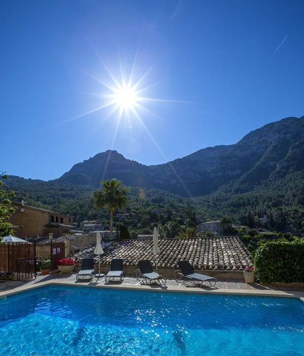 2 piscines a l'aire lliure, para-sols i gandules