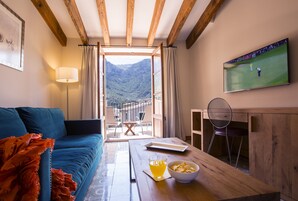 小型套房, 露台, 山景 | 起居区 | 平板电视、DVD 播放器