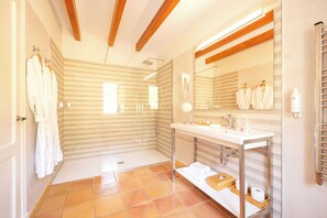 Habitación doble superior, 1 cama de matrimonio grande, terraza | Baño | Ducha, artículos de higiene personal gratuitos y secador de pelo