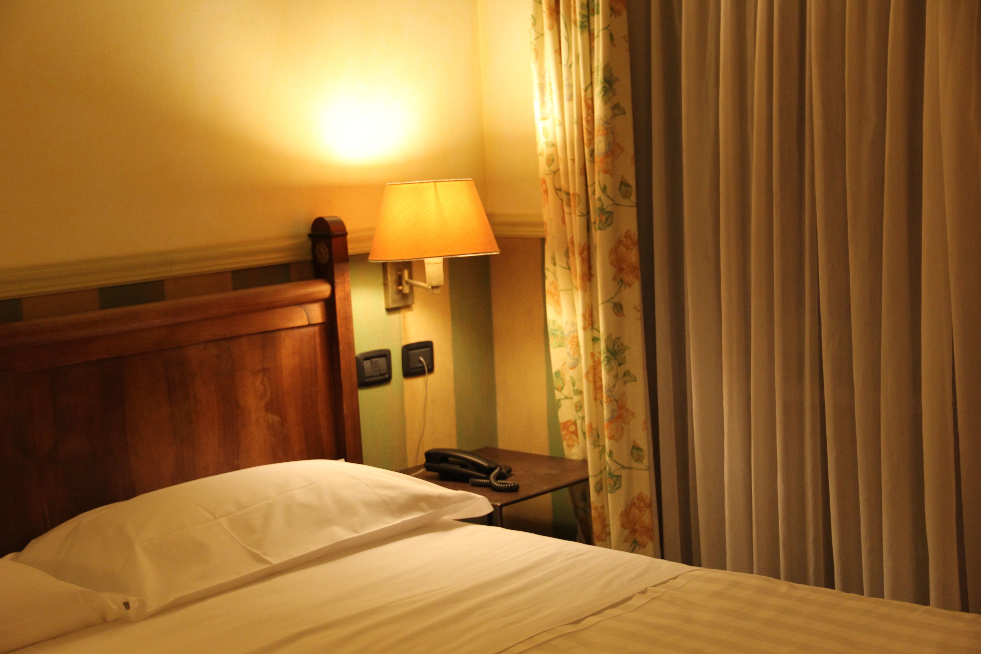 single room | minibar, in-room safe, individually decorated, individually furnished