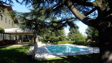 Piscine extérieure (ouverte en saison), chaises longues