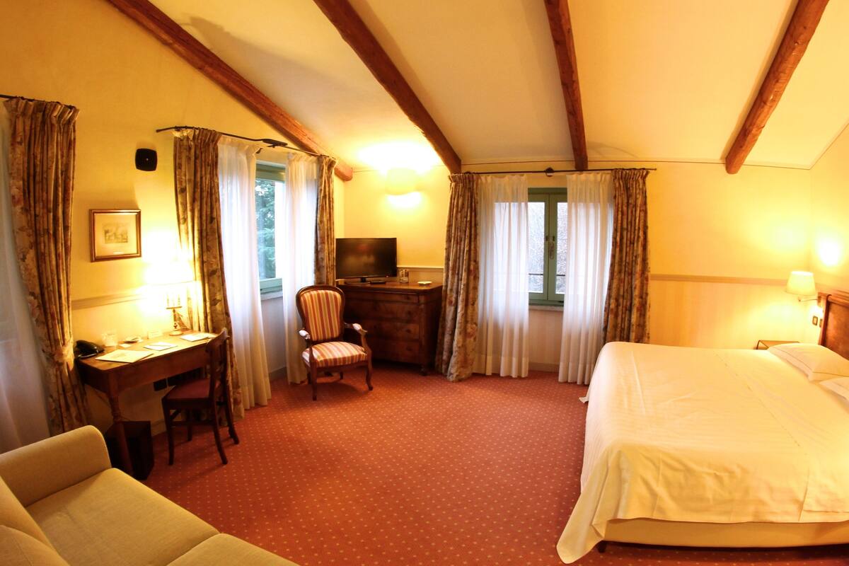 Double Room | Minibar, in-room safe, desk, laptop workspace