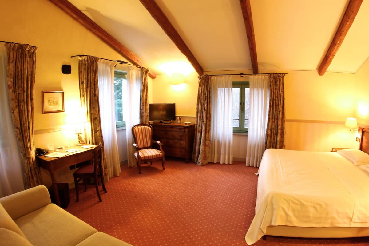 double room | minibar, in-room safe, individually decorated, individually furnished