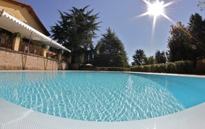Seasonal outdoor pool, open 10:00 AM to 7:00 PM, sun loungers - La Locanda della Maison Verte (Cantalupa)
