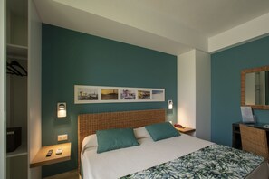 Classic Double or Twin Room | Minibar, in-room safe, desk, soundproofing - Insula Hotel (Favignana)