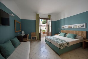 三人房 | 迷你吧、客房内保险箱、办公桌、隔音