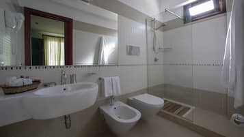 Klassieke kamer, 1 twee- of 2 eenpersoonsbedden | Badkamer | Een douche, een haardroger, een bidet, zeep
