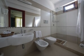 Classic Double or Twin Room | Bathroom | Shower, hair dryer, bidet, soap - Insula Hotel (Favignana)