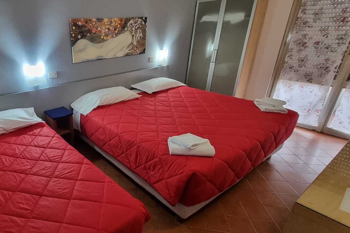 Habitación triple económica | Escritorio