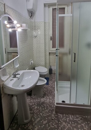 Hair dryer, towels - Hotel Indicatore Budget & Business at Glance (Campi Bisenzio)