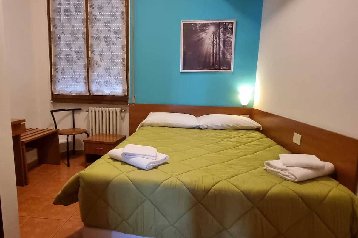 Habitación doble de uso individual | Escritorio