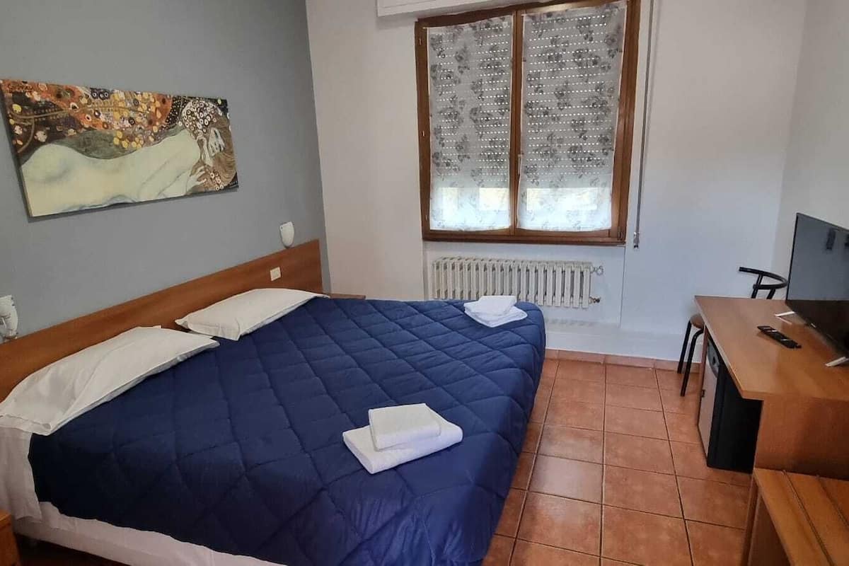 Double Room | Desk