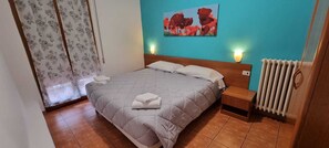 Kamar Double Ekonomi | Meja kerja