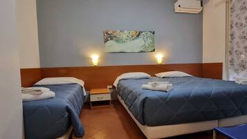 Dreibettzimmer | Schreibtisch