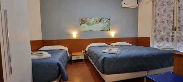 Triple Room | Desk - Hotel Indicatore Budget & Business at Glance (Campi Bisenzio)