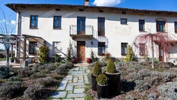 Vista frontal de la propiedad