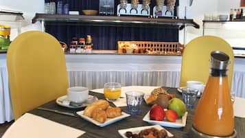 Sarapan bufet setiap hari (EUR 13 seorang)