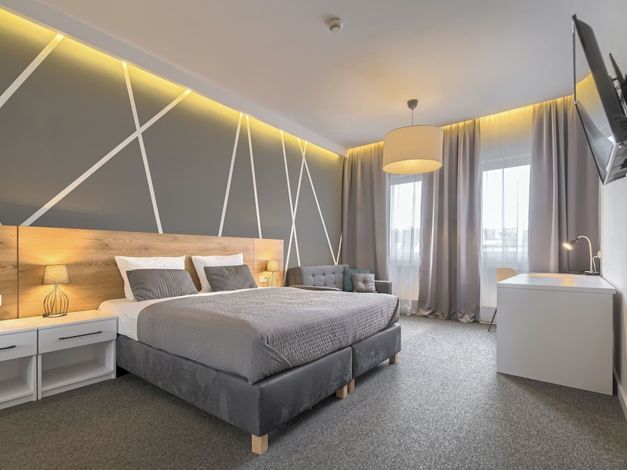 Quarto casal luxo | Escrivaninha, espaço de trabalho para notebook, cortinas blackout