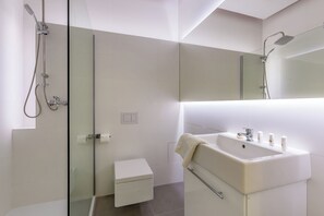Douche, articles de toilette gratuits, sèche-cheveux