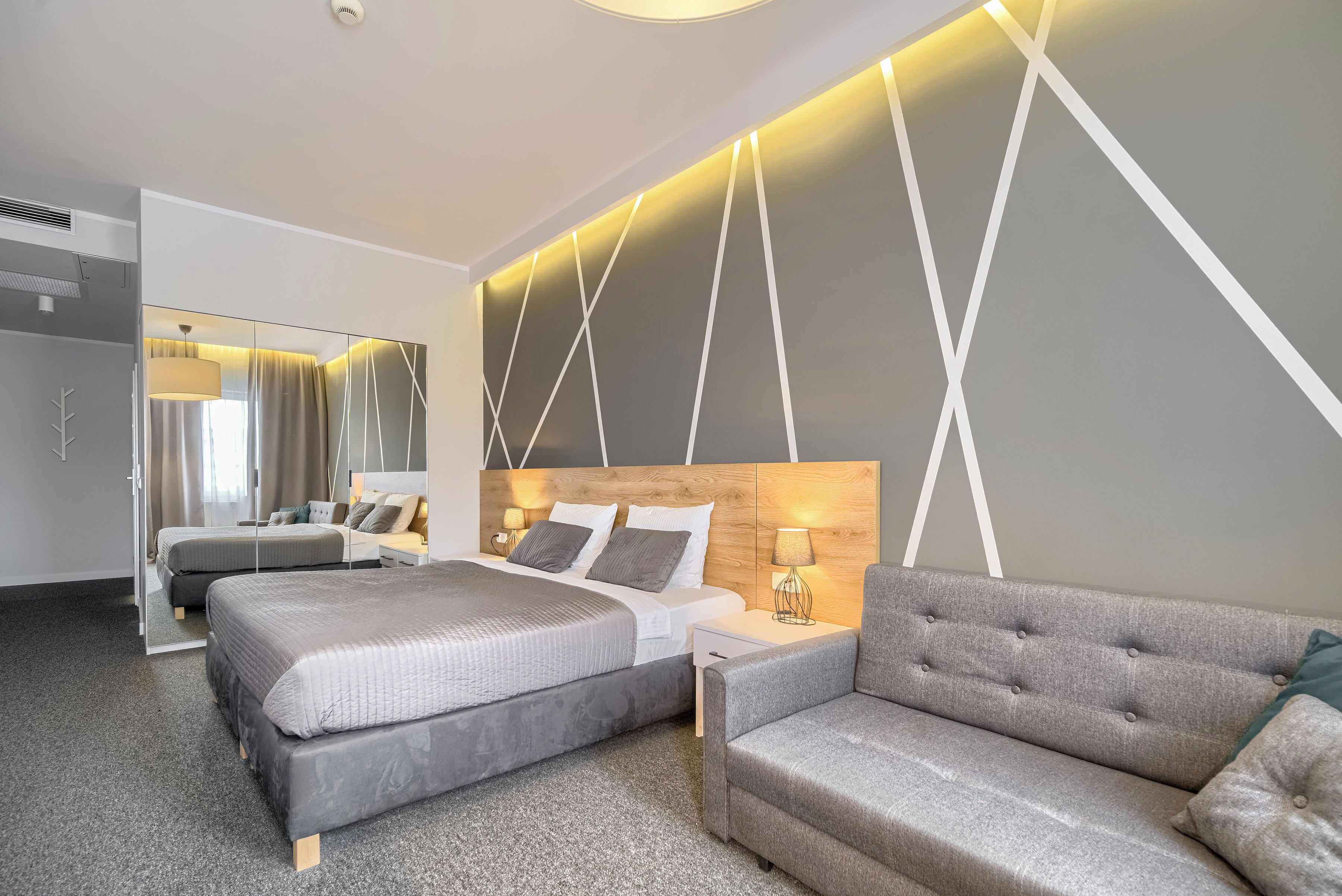 Habitación doble Deluxe | Escritorio, espacio para trabajar con laptop, cortinas blackout y cunas 