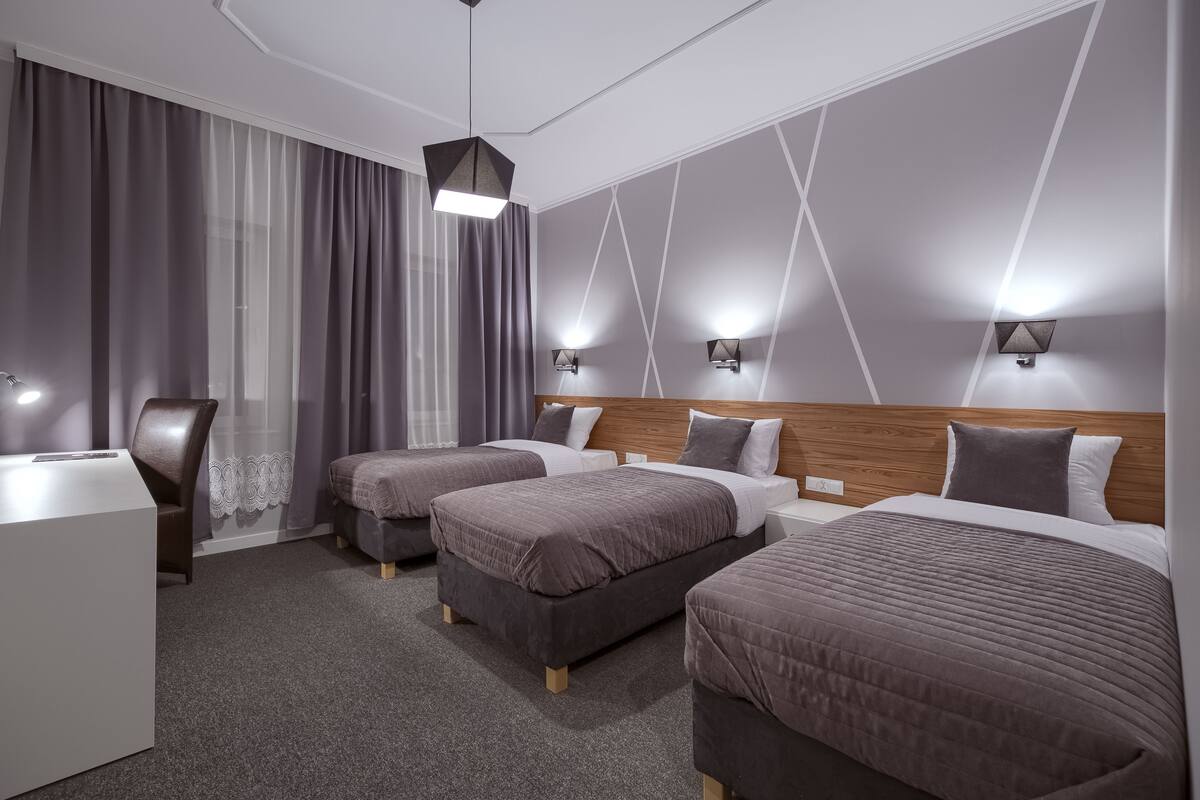 Comfort Triple Room | Desk, laptop workspace, blackout curtains, free WiFi