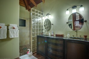 Studio Suite, quang cảnh sông | Phòng tắm | Buồng tắm vòi sen, đồ dùng nhà tắm thân thiện với môi trường 