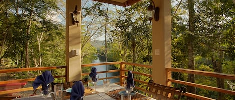 Se sirven desayunos, comidas, cenas y cocina local e internacional