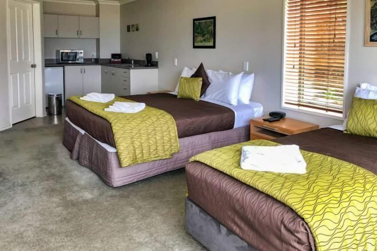 WiFi (free), bed sheets
