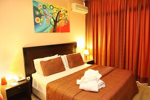 Surmatelas, coffres-forts dans les chambres, bureau