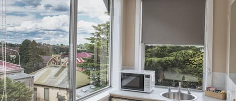 Habitación superior con 2 camas individuales | Vista al patio