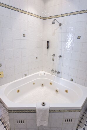 Queen Spa Suite | Bathroom | Shower, free toiletries, hair dryer, towels