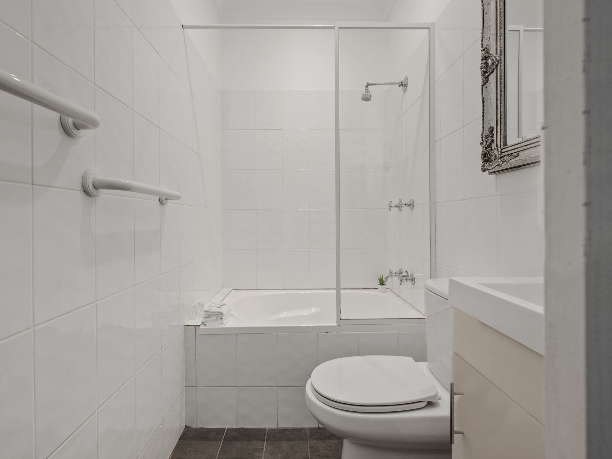 Une salle de bain moderne avec une douche à parois de verre, une baignoire et des toilettes.