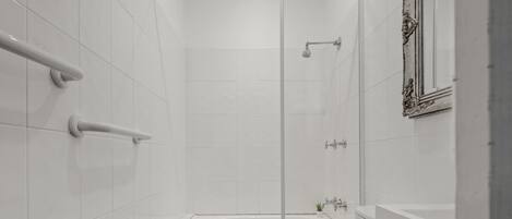 Une salle de bain moderne avec une douche à parois de verre, une baignoire et des toilettes.