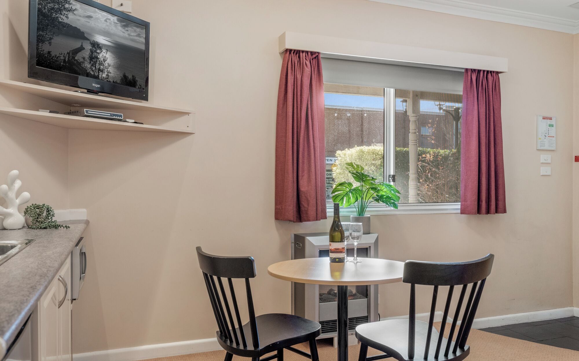 Ropa de cama de alta calidad y minibar con artículos gratuitos 