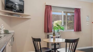 Ropa de cama de alta calidad y minibar con artículos gratuitos