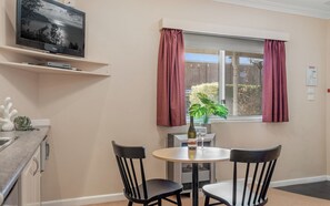 King Spa Suite | Premium bedding, free minibar, individually decorated, desk - Blue Mountains Heritage Motel (Katoomba)