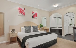 King Spa Suite | Premium bedding, free minibar, individually decorated, desk