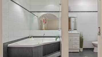King Spa Suite | Bathroom